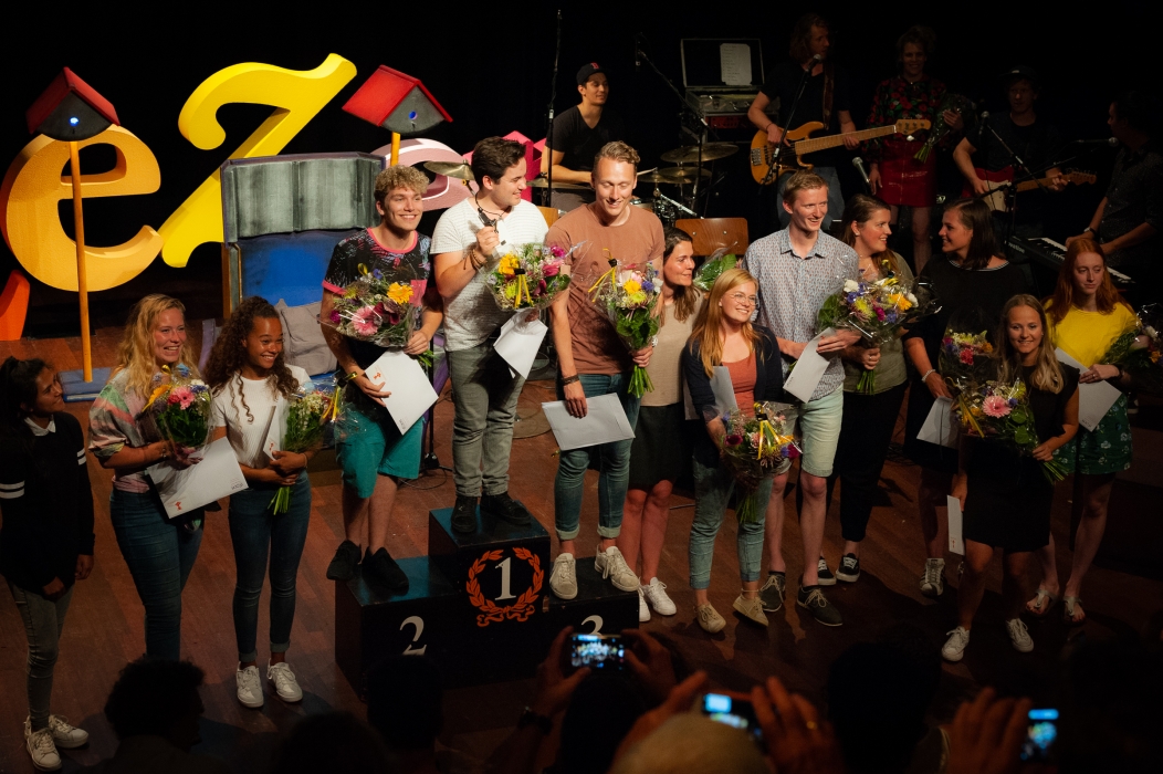 Alle deelnemers aan de finale op het podium met Stan in het midden op het erepodium. 