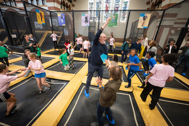 Trampolinespringende leerlingen en docenten