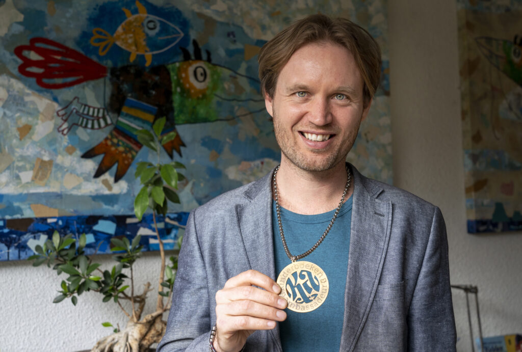 Kinderboekenambassadeur Martijn van der Linden, met zijn ambtsketting.