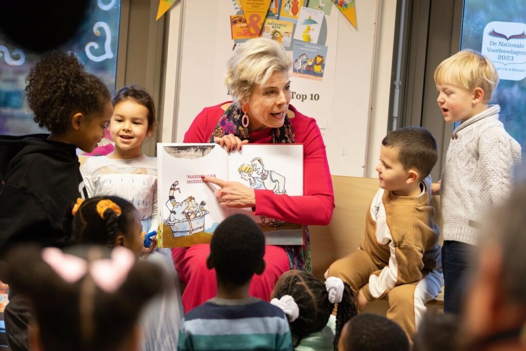 H.K.H. Prinses Laurentien leest voor uit Maximilliaan Modderman geeft een feestje