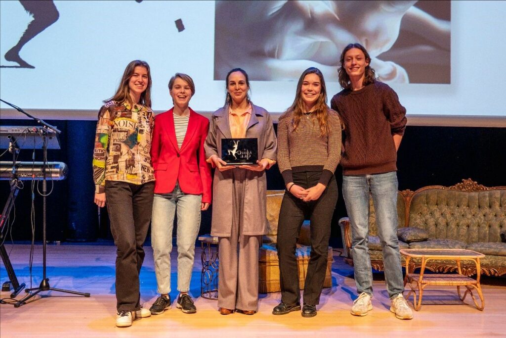 Carmien Michels (midden) met trofee Inktaap