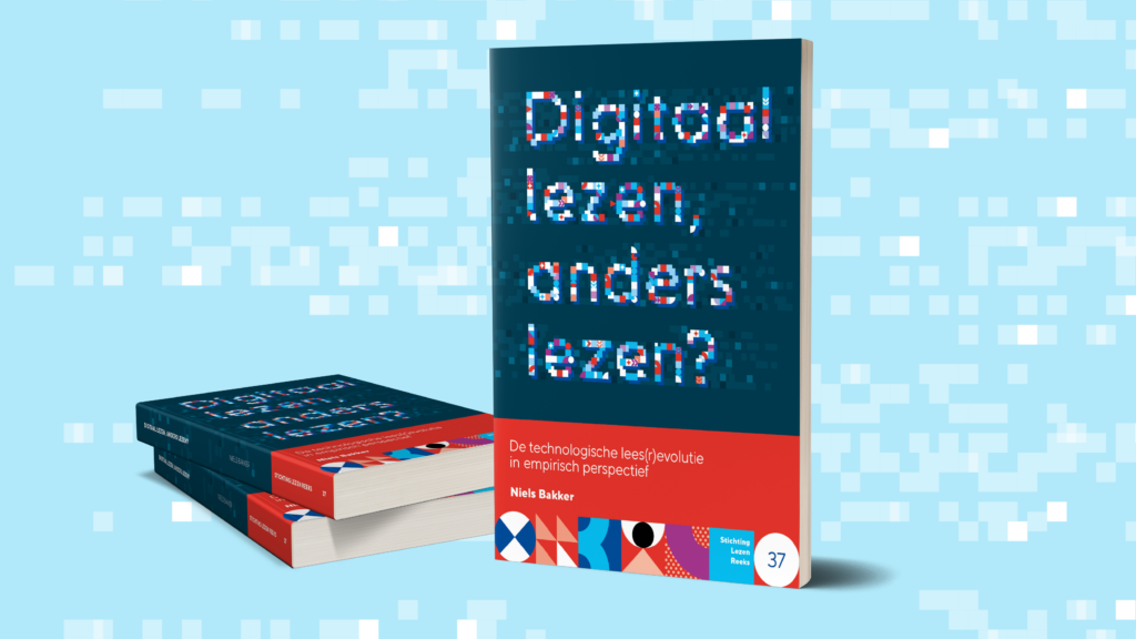 Stapel met boeken Digitaal lezen, anders lezen? Op lichtblauwe achtergrond.