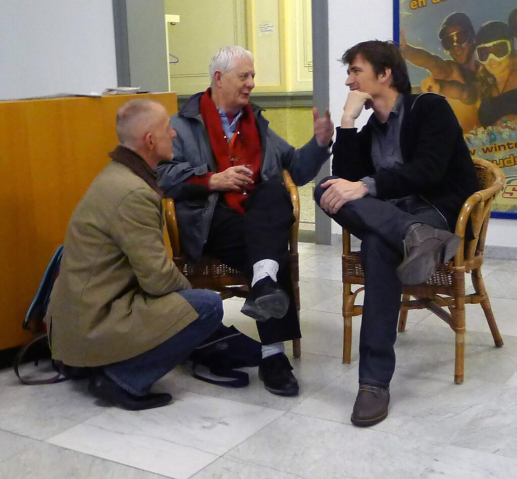 Foto van Aidan Chambers in gesprek met collega Daan Beeke van Stichting Lezen