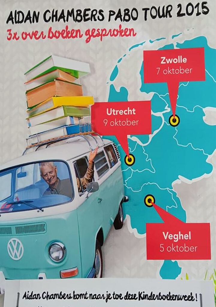 De poster van de Aidan Chambers pabo tour 2015, met een poppetje van Aidan Chambers in een turquoise volkswagenbusje