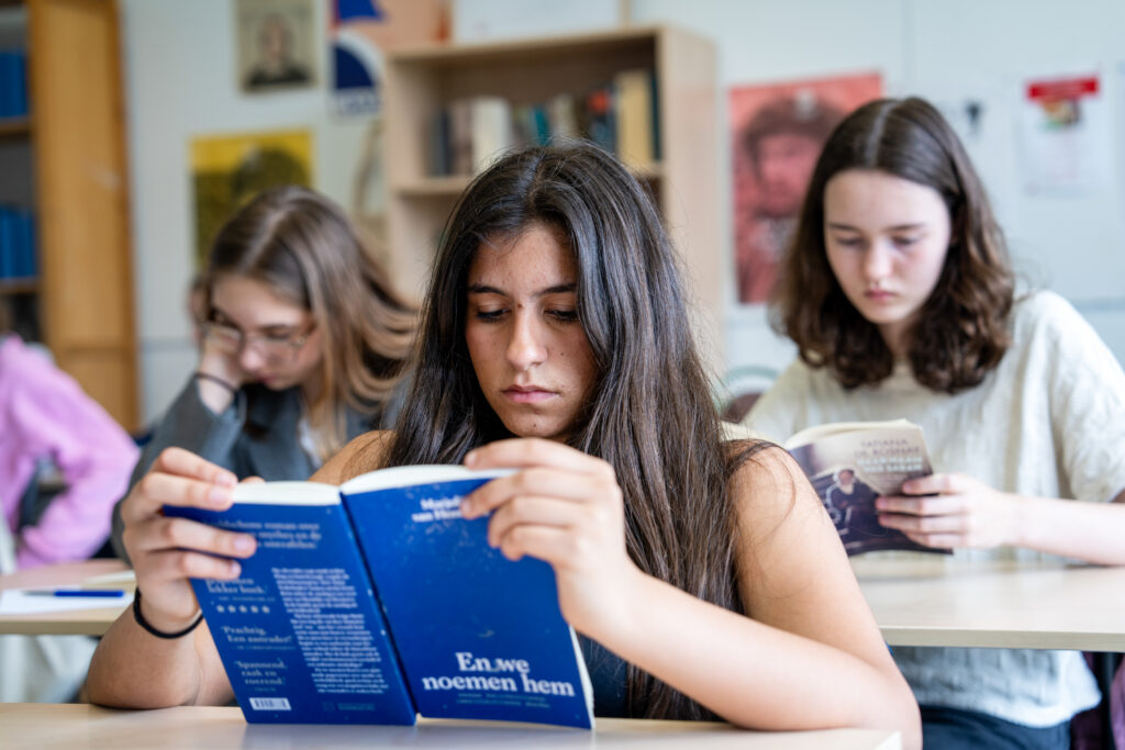 Jongeren lezen in de klas