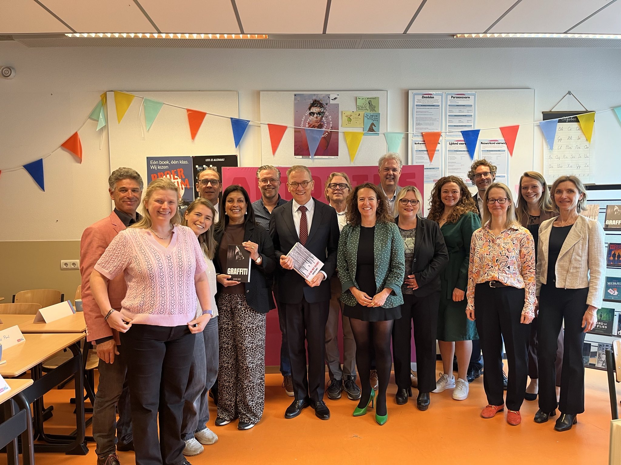 Groepsfoto in klaslokaal met onder anderen demissionair minister van Onderwijs, Cultuur en Wetenschap Eppo Bruins en staatssecretaris van Funderend Onderwijs en Emancipatie Mariëlle Paul, Tamar van Gelder, directeur-bestuurder Stichting Lezen.