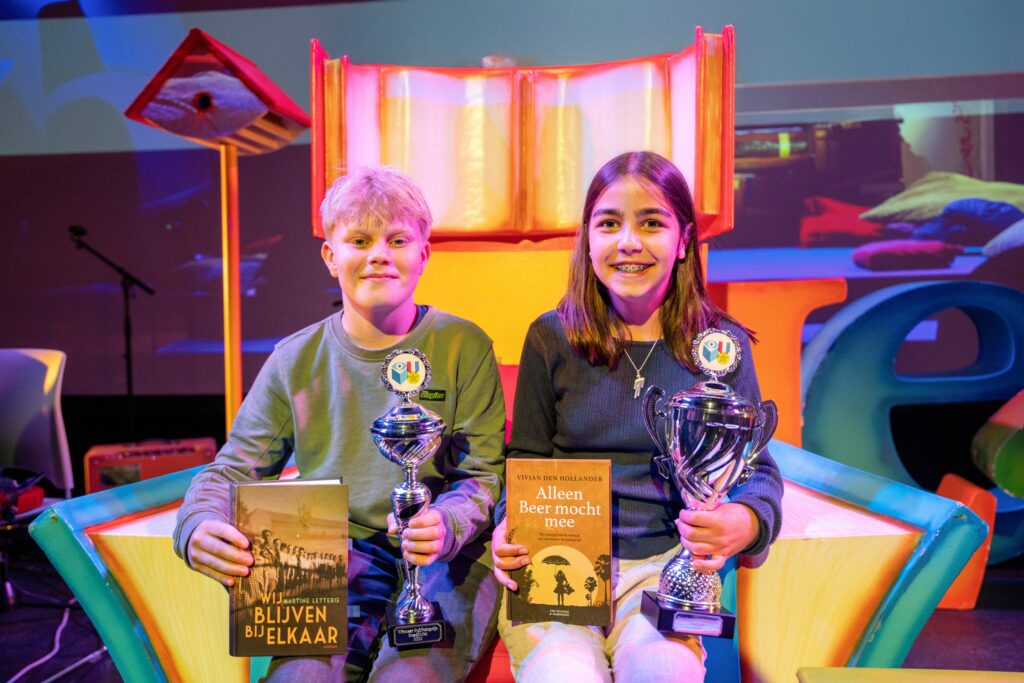 Tygo en Ceyda op de voorleestroon met hun prijs