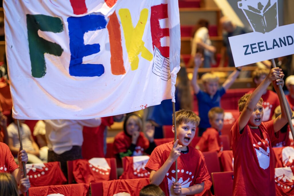 Publiek De Nationale Voorleeswedstrijd met spandoek