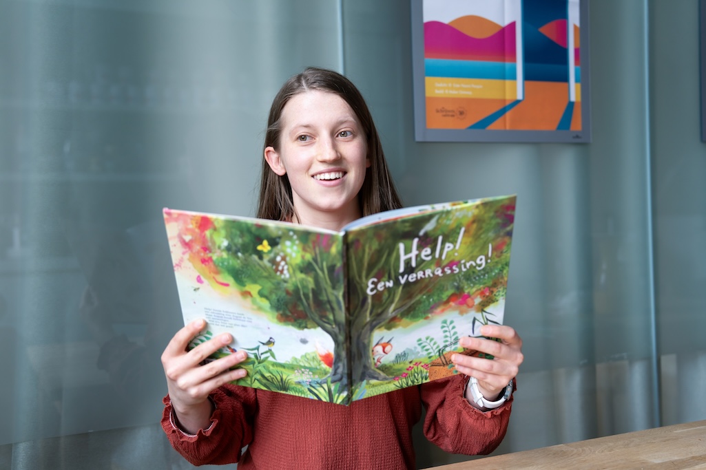 Leraar leest voor uit prentenboek