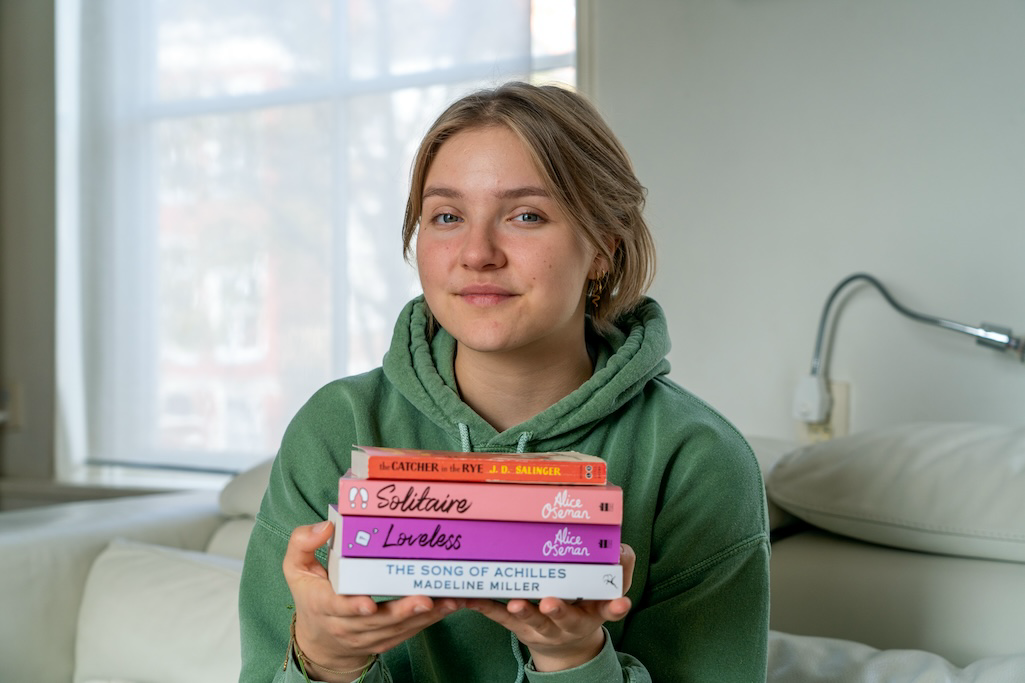 Student met stapel boeken