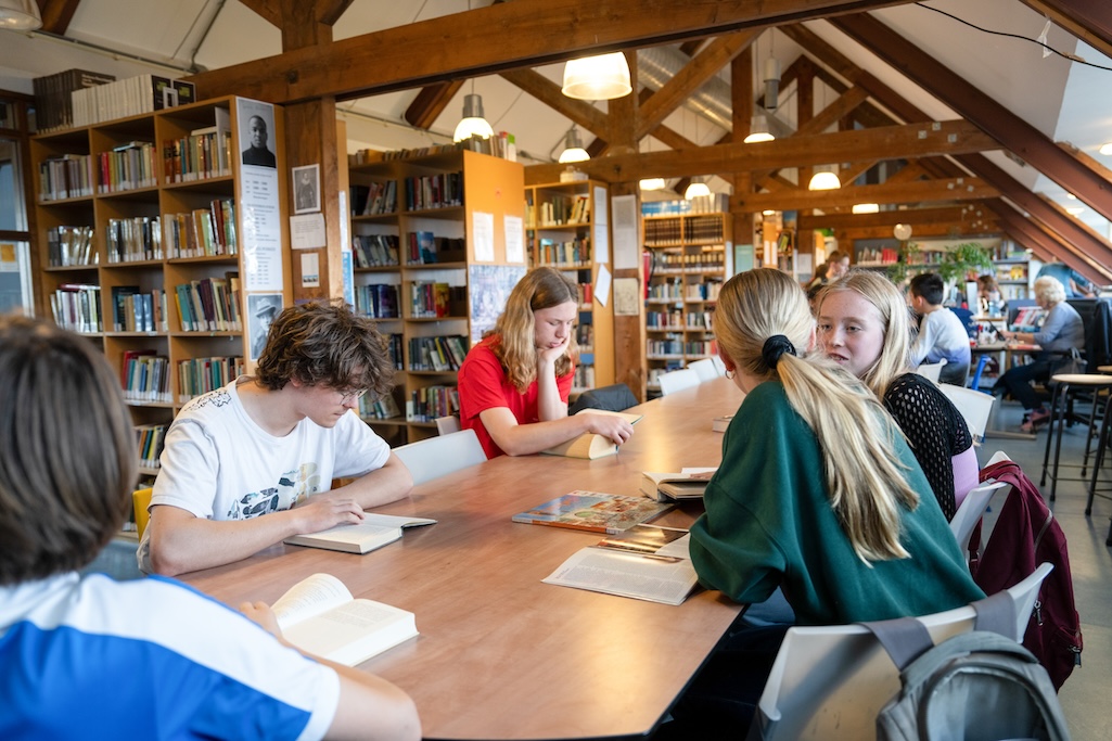 Leerlingen in een mediatheek