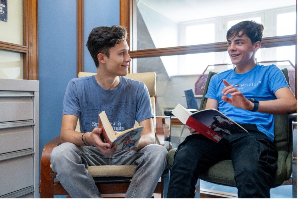 Twee leerlingen lezen boeken