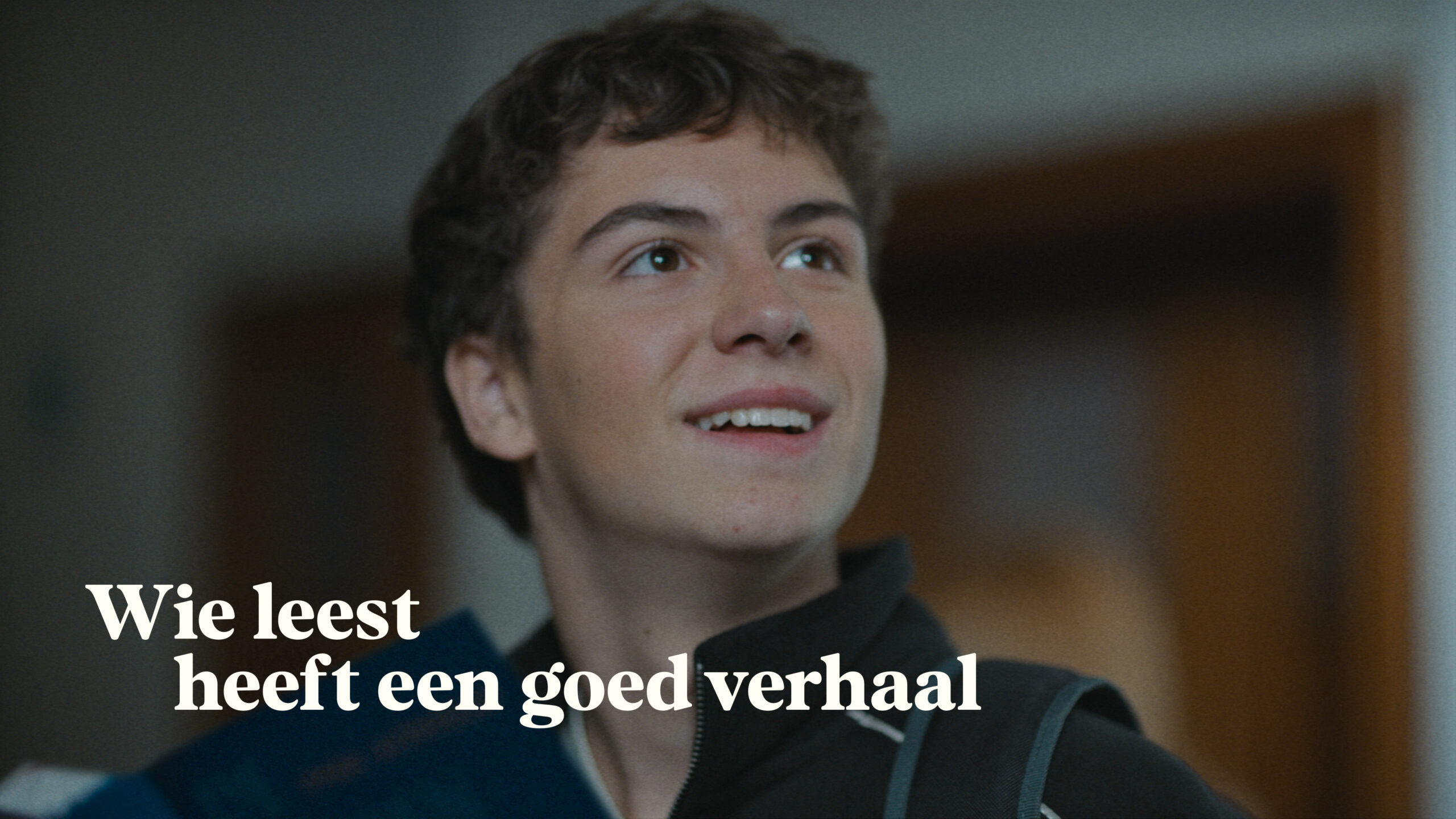 Wie leest heeft een goed verhaal met beeld van jongen die hoopvol omhoog kijkt