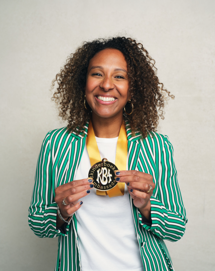 Kinderboekenambassadeur Astrid Sy met de ambtsketting