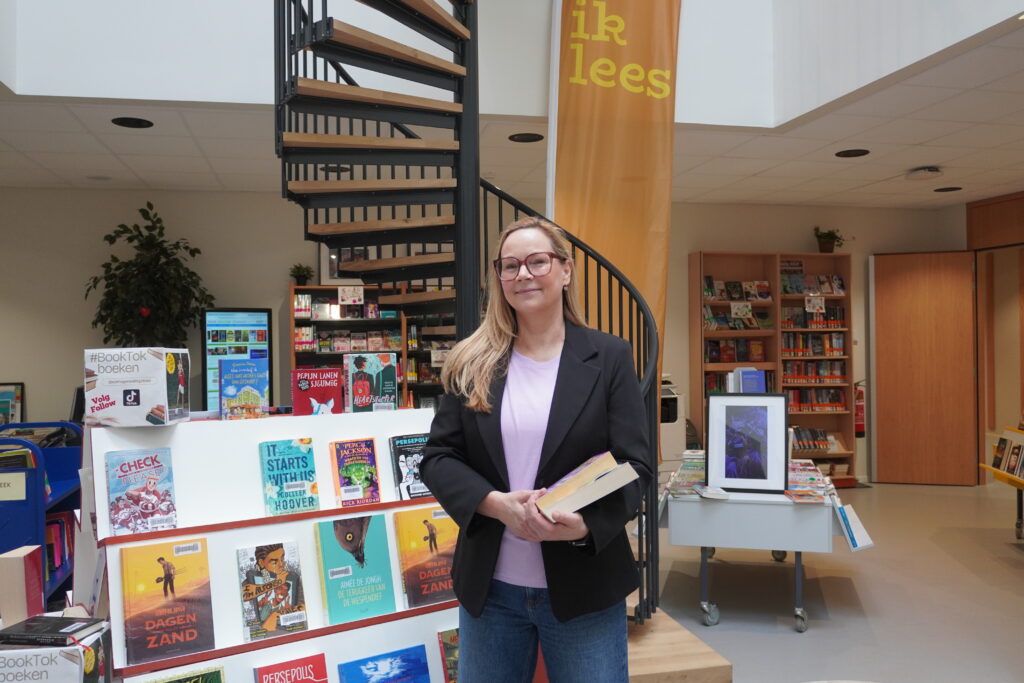 Janine Koolen, leescoördinator Eijkhagen College, in de schoolbibliotheek