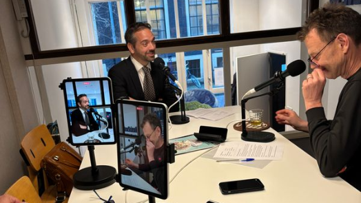 Jeroen Dera en Jim Janssen nemen podcast op.