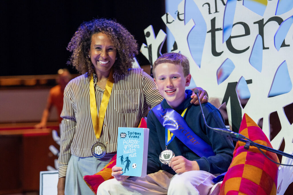 Kinderboekenambassadeur Astrid Sy en Voorleeskampioen 2026 Daan Baeten